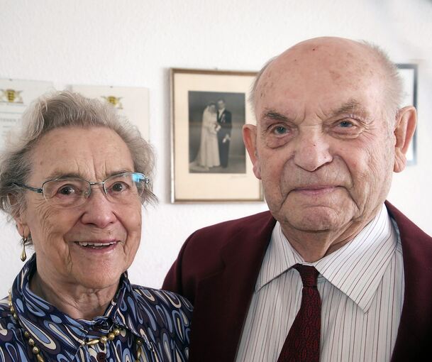 Maria und Oswald Pils vor ihrem Hochzeitsfoto und den Gratulationsurkunden.Foto: Alfred Drossel