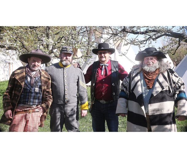 Sheriff „Atze“ (links) mit drei Freunden aus Neuenbürg im Schwarzwald. Foto: Alfred Drossel