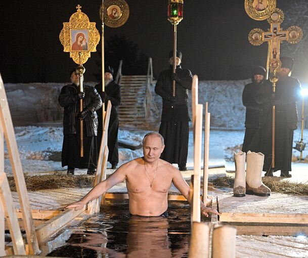 Putin on the Rocks: Der russische Diktator – hier bei einem seiner sakral aufgeladenen Eisbäder – hätte wohl nur Verachtung für die „Warmduscher“ in deutschen Freibädern übrig. Auch im Kreis sind für die Erwärmung des Beckenwassers vielfach Gasheizun