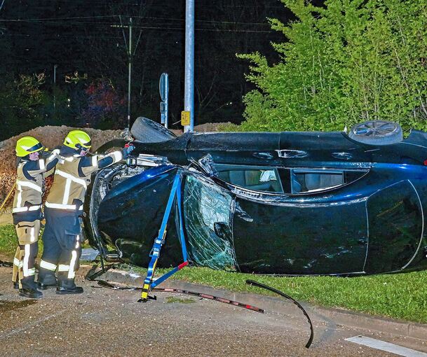 Auch die Feuerwehr eilte zum Unfallort. Foto: Karten Schmalz