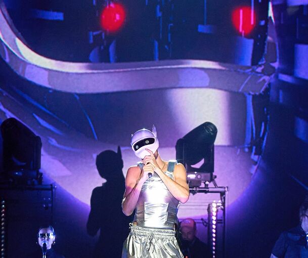 Eher Daft Punk als WWF: Cro in der Ludwigsburger MHP-Arena. Foto: Andreas Becker