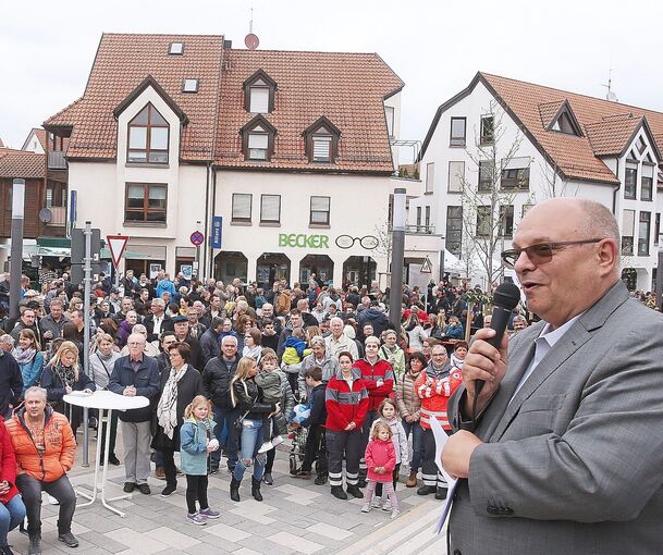 Bürgermeister Jürgen Scholz gibt dem Markt vor mehr als 2000 Bürgern offiziell frei, Foto: Alfred Drossel