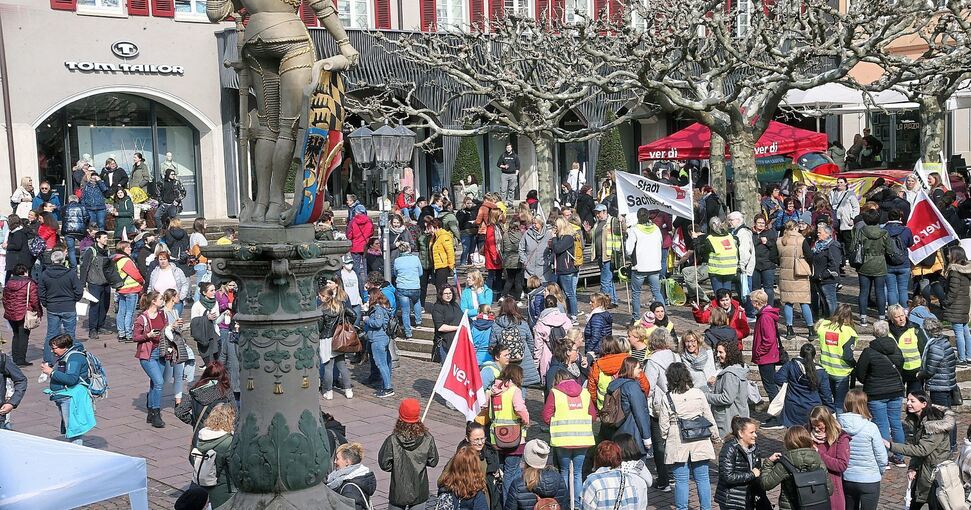 Kita-Streik: Im April demonstrieren mehr als 200 Erzieherinnen und Erzieher in Bietigheim-Bissingen. Archivfoto: Alfred Drossel