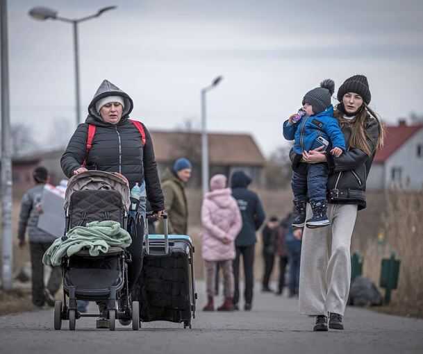Geflüchtete aus der Ukraine kommen nach ihrem Grenzübertritt im polnischen Medyka an. An der polnischen Grenze wurden auch die drei Frauen und ihre Kinder, die in Remseck zunächst keinen guten Start hatten, von Ehrenamtlichen abgeholt. Foto: dpa