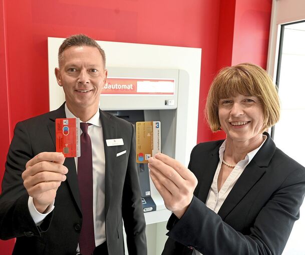 Freuen sich über das gemeinsame Kundenangebot in Tamm: Ralf Braico (Regionaldirektor Kreissparkasse Ludwigsburg) und Martina Benzler (Bereichsleiterin VR-Bank Ludwigsburg). Foto: VR-Bank LB/Kuhnle