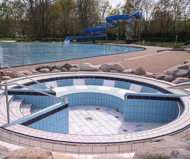 Das Sprudelbecken steht nicht zur Verfügung, weil die Pumpe kaputt ist. Foto: Alfred Drossel