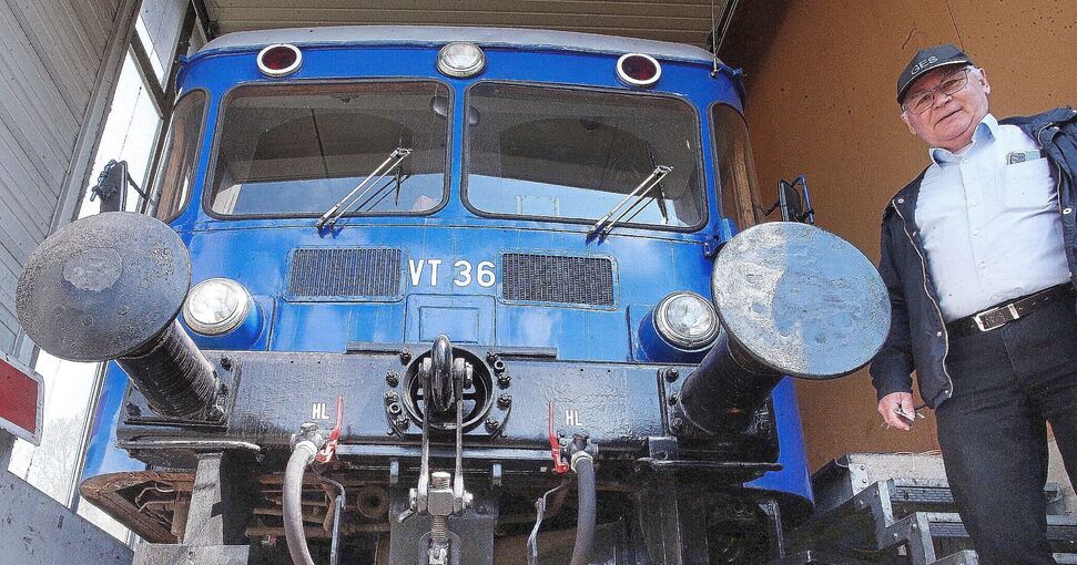 Hans-Georg Maier von der GES mit dem Triebwagen VT 36, der bislang in Bietigheim stand und jetzt den Strohgäu-Bummler ziehen wird.Foto: Alfred Drossel