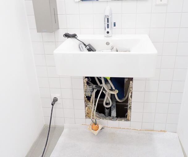 Der Wasserschaden ist durch ein defektes Ventil am Waschbecken in einer Garderobe entstanden. Foto: Holm Wolschendorf