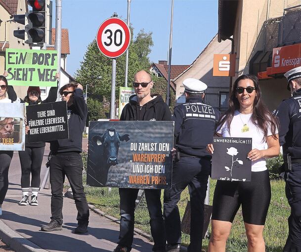 Tierschutz-Aktivisten mit Plakaten in der Ortsmitte.Foto: Alfred Drossel