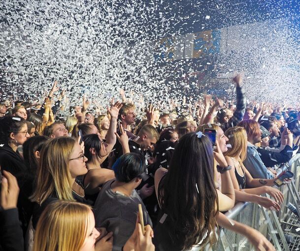 Superstimmung in der MHP-Arena: Begeisterte Fans genießen im Konfettiregen den Auftritt der Rapperin Juju. Fotos: Holm Wolschendorf