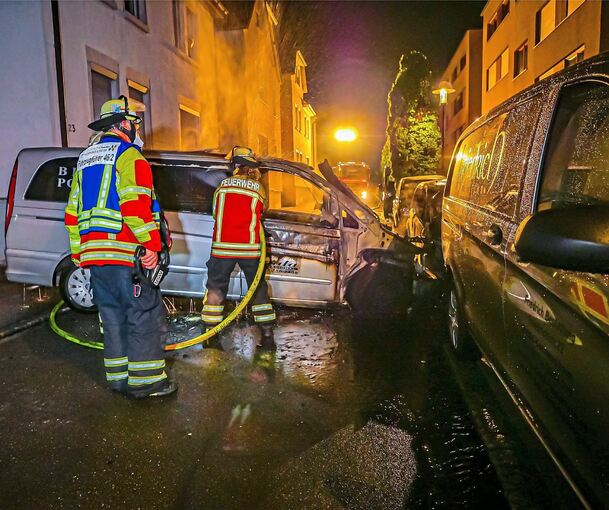 In Kornwestheim haben mehrere Fahrzzeuge, darunter zwei Leichenwagen, gebrannt. Foto: 7aktuell.de/Alex Haidt