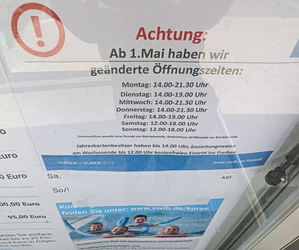 Ein Zettel weist Badebesucher auf die geänderten Öffnungszeiten hin. Foto: Ramona Theiss