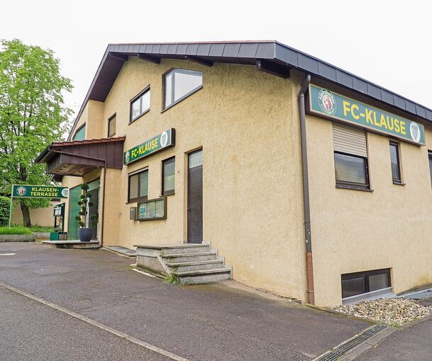 Seit Februar hat die FC-Klause, das Vereinslokal des FC Marbach, wieder geöffnet. Zwei Jahre stand es zuvor leer. Foto: Holm Wolschendorf