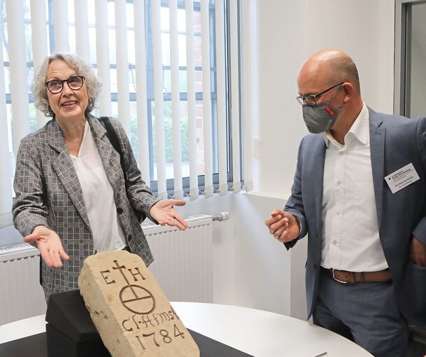 Die Steinheimer Heimatpflegerin Helga Becker hat einen Grenzstein zur Verfügung gestellt. Er ist nun bei Michael Aumüller im Grundbuchzentralarchiv zu sehen. Foto: Ramona Theiss