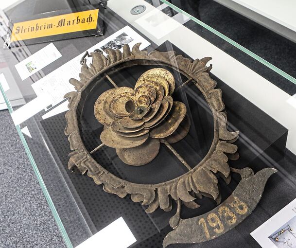 Auch das Wirtshausschild der Gaststätte Rose in Gronau ist ausgestellt. Foto: Ramona Theiss