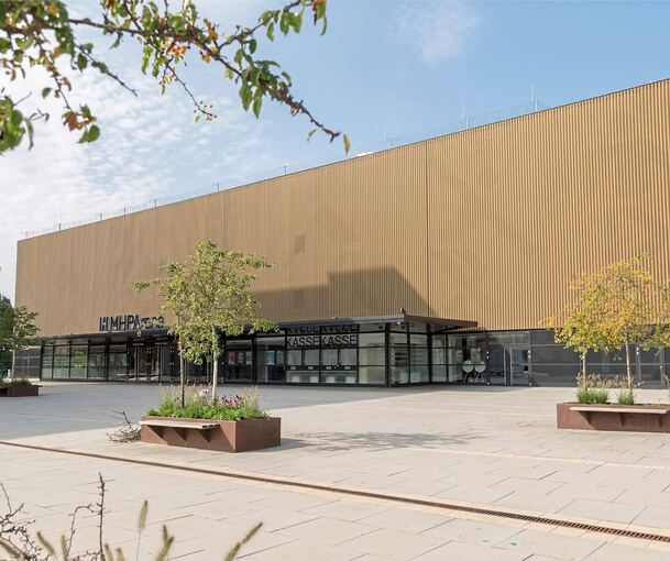 Die kubische Form der MHP-Arena ist nach Auffassung der Stadt ideal, um eine Fassade aus Solarmodulen zu gestalten. Archivfoto:Holm Wolschendorf