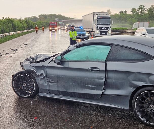 Ein Mercedes ist bei Pleidelsheim auf der Autobahn in die Leitplanke gekracht. Foto: 7aktuell.de/JB