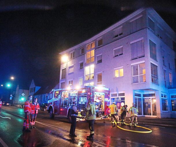 Im Einsatz: Rettungskräfte in der Stuttgarter Straße in Bietigheim-Bissingen. Fotos: Alfred Drossel