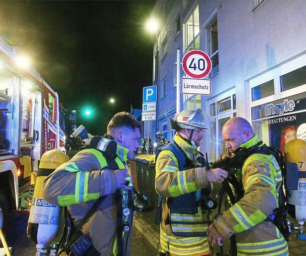 Im Einsatz: Rettungskräfte in der Stuttgarter Straße in Bietigheim-Bissingen. Fotos: Alfred Drossel