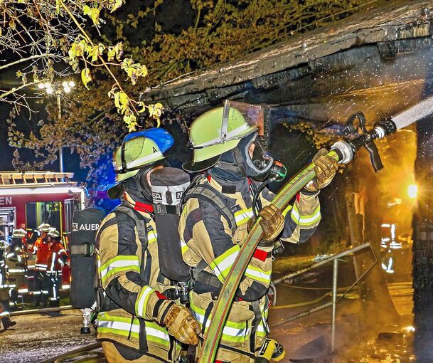 Die Feuerwehr bei der Arbeit. Fotos: KS-Images.de/Andreas Rometsch