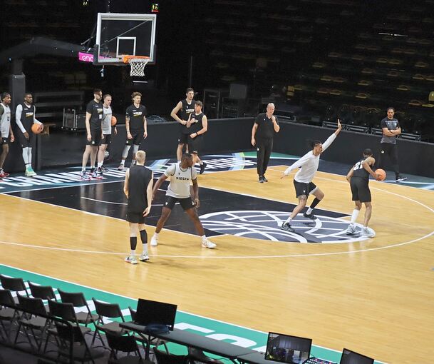 Voll fokussiert: die Riesen beim gestrigen Training in der Bilbao Arena. Mit dabei ist auch Tremmell Darden (rechts, am Ball). Foto: Anna Andre