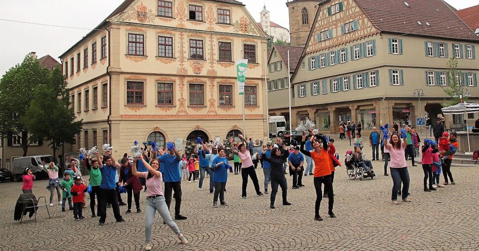 Die Lebenshilfe wirbt vor dem Vaihinger Rathaus mit einem Flashmob für Inklusion. Foto: Albert Arning