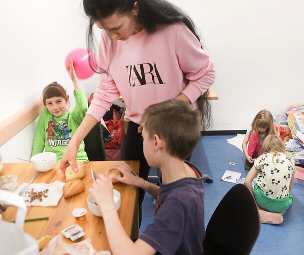 •Ksenia bereitet den Kindern in einem provisorisch eingerichteten Raum etwas zu Essen zu. Foto: Ramona Theiss