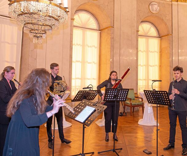 Das Kammerensemble des Youth Symphony Orchestra of Ukraine (ohne Streicher) beim Empfang im Marmorsaal des Schlosses bei der Eröffnung am Donnerstag. Foto: Reiner Pfisterer/p