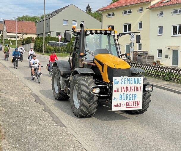 An dem Protestzug nahmen etwa 30 Bürger teil. Foto: Holm Wolschendorf