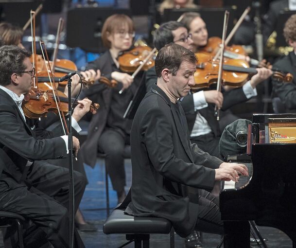 Beim Mozart sitzt Iddo Bar-Shaï als Solist am Klavier. Fotos: Reiner Pfisterer/p