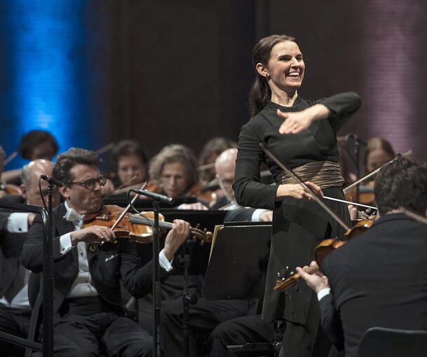 Oksana Lyniv dirigiert im Eröffnungskonzert das Festspielorchester... .Fotos: Reiner Pfisterer/p