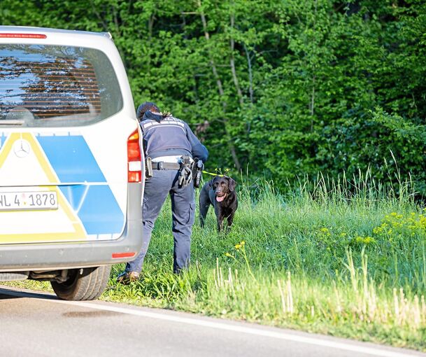 Glückliches Ende der Suche: Die Polizei brachte den entwischten Labrador der verletzten Besitzerin zurück. Fotos: KS-Images.de/Karsten Schmalz