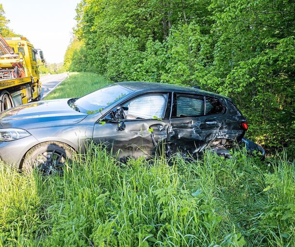 Bei dem Unfall kam der BMW von der Fahrbahn ab und im angrenzenden Wald zum Stehen.