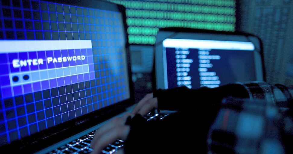 Ein Cyberkrimineller vor dem Computer: Die Täter sind auch im Landkreis Ludwigsburg auf dem Vormarsch. Foto: Oliver Berg/dpa