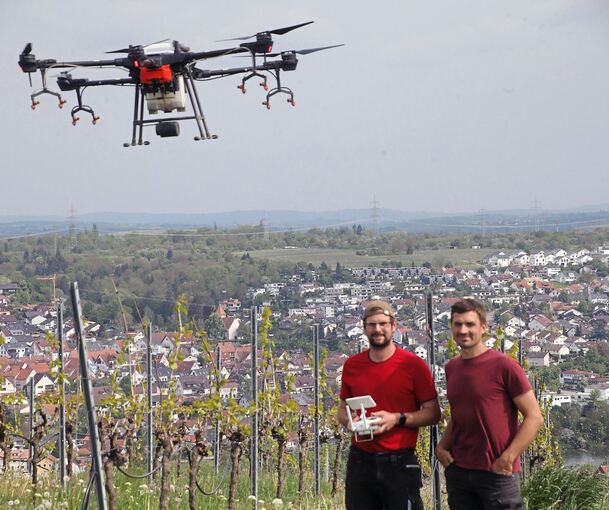 Zukunftsweisend: Jan Schmidt (links) mit seiner Drohne und der Biowengerter Fabian Lassak. Foto: Alfred Drossel