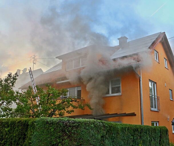 Bei dem Brand in Ditzingen entwickelte sich starker Rauch. Foto: KS-Images.de/Karsten Schmalz