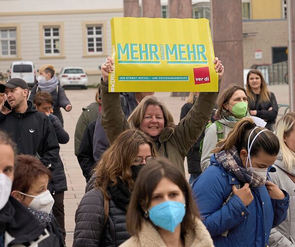 Schon Ende März hatte es erste Streiks gegeben und Kitas mussten geschlossen bleiben, hier eine Aufnahme von einer Kundgebung in Ludwigsburg. Foto Andreas Becker