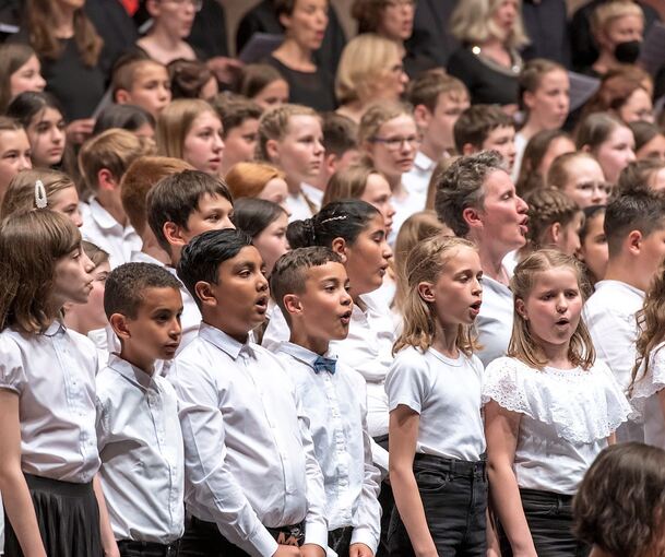Jubel und Riesenbeifall: 200 Schülerinnen und Schüler aus Ludwigsburg und Besigheim beim Konzert im Forum. Foto: Holger Schneider/p