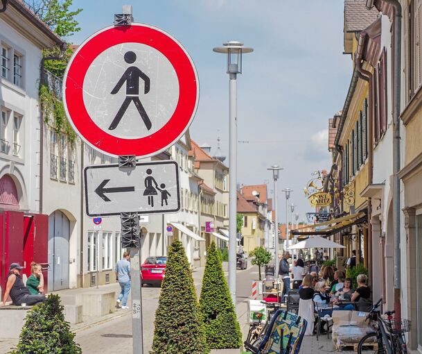 Der Gehweg ist für Fußgänger gesperrt. Offenbar führt diese Regelung auf der Eberhardstraße zu gefährlichen Situationen. Fotos: Holm Wolschendorf