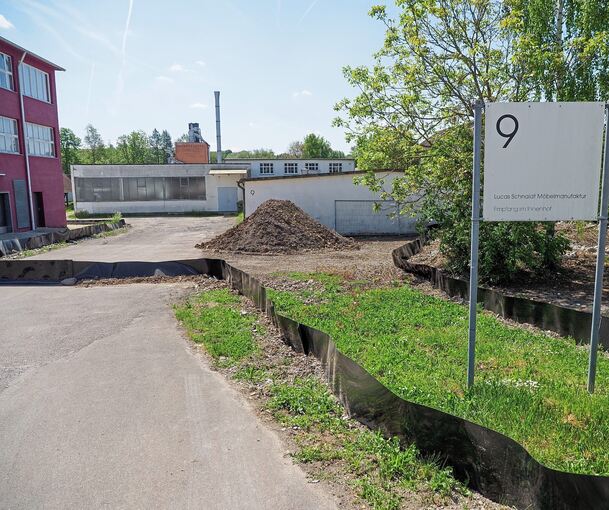 Das zukünftige Areal von Aldi ist bereits mit den Eidechsenzäunen begrenzt. Foto: Holm Wolschendorf