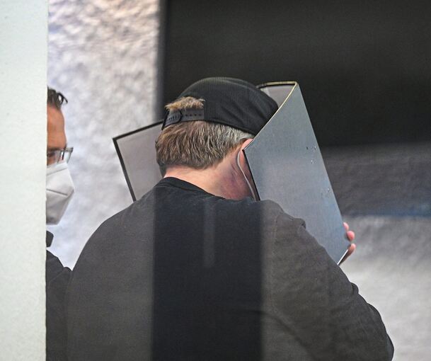 Der angeklagte ehemalige Jugendtrainer vor dem Stuttgarter Landgericht.