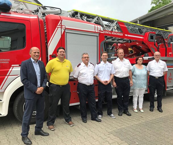 Sie alle haben dafür gesorgt, dass die Drehleiter in die Ukraine kommt (von links): Bürgermeister Joachim Wolf, Stefan Fellner von @fire, die Feuerwehrmänner und Fahrer Herbert Proß und Kevin Kirschenlohr sowie Hans Jörg Stellmacher, Birgit Heinrich
