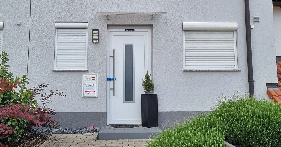 In dieser Doppelhaushälfte im Eberdinger Teilort Nussdorf geschah das Verbrechen. Fotos: Frank Elsässer (2),KS-Images.de/Andreas Rometsch