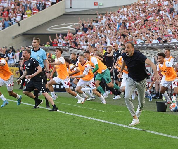 Wenn alle Dämme brechen: Die Bank des VfB Stuttgart kann sich nicht mehr auf ihren Plätzen halten. Foto: Baumann
