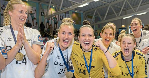 Pure Freude bei der SG BBM Bietigheim: Die Handballfrauen feiern den dritten Titel einer außergewöhnlichen Saison. Foto: Marco Wolf