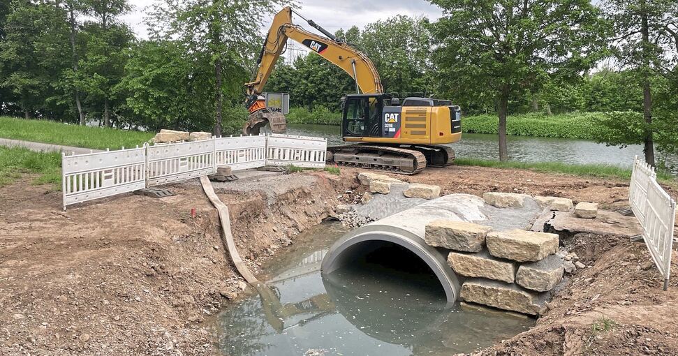 Die Quelle wird mit großem Gerät freigelegt. Die Grafik zeigt, wie der Zulauf in den Neckar gestaltet werden soll. Foto: Holm Wolschensdorf