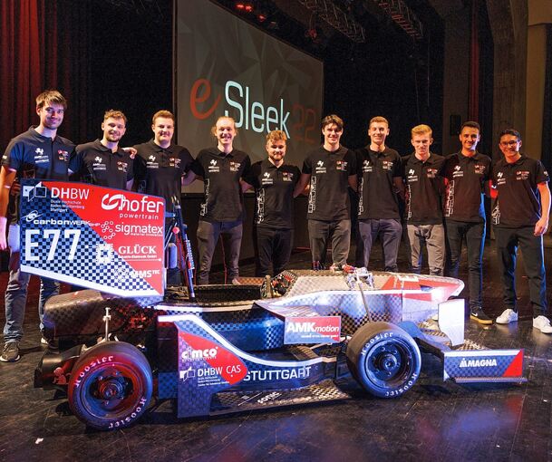 Im Festsaal der Waldorfschule Ludwigsburg wird der Rennwagen „eSleek22“ von Stuttgarter DHBW-Studenten sowie Teamleitern der verschiedenen Technik- und Wirtschaftsbereiche präsentiert (von links): Jannik Kaiser (Stuttgart), Tim Welzel (Notzingen), Ol