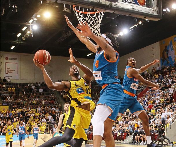 Spannendes Duell: Ludwigsburgs Yorman Polas Bartolo gegen den überragenden Ulmer Jaron Blossomgame. Foto: Baumann