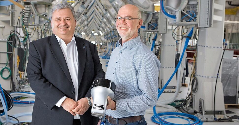 Die Erfinder Frank Herre (links) und Hans-Georg Fritz mit dem neu entwickelten Sprühgerät. Foto: Tobias Gerber/EPA