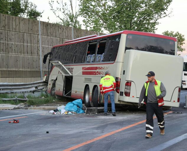 Bus auf dem Weg nach Hannover in Österreich verunglückt